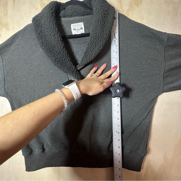 American Eagle Mountain Graphic Sweater - Picture 9 of 9